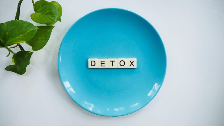 Blue plate with Detox text on it